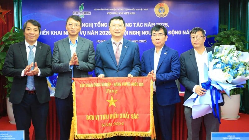 Vedoucí představitelé Petrovietnamu předávají VPI vyznamenání za vynikající jednotku. (Foto: MINH HA)