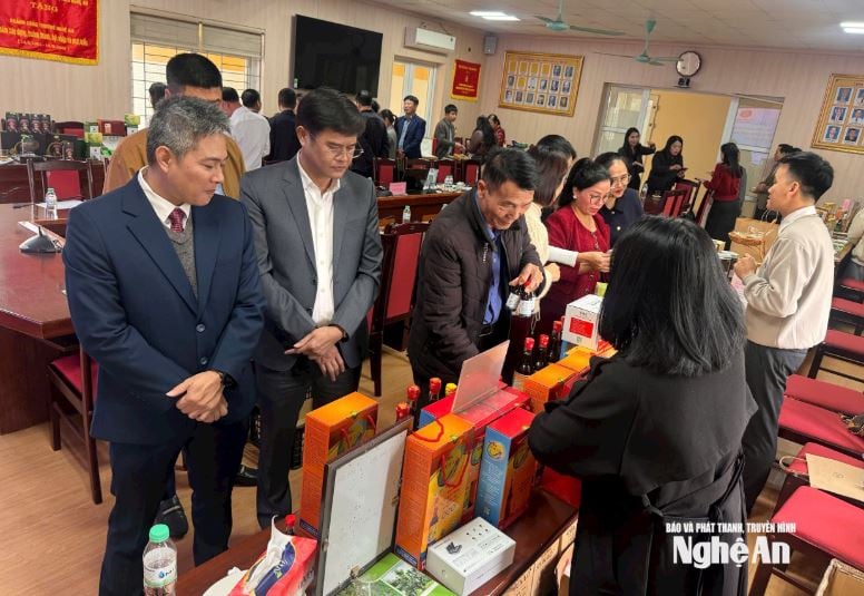  5 / 5  Các đại biểu tham quan sản phẩm OCOP được trưng bày tại hội nghị. Ảnh: Báo Nghệ An.