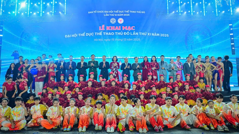 Vedoucí představitelé města Hanoj oslavují se sportovci a umělci, kteří se zúčastnili zahajovacího ceremoniálu. (Foto: BAO LONG)