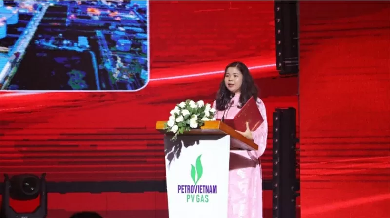 Fru Nguyen Thi Quynh Ngoc – generalsekreterare för VietKings och biträdande direktör för Vietnam Institute of Records, representerade organisationen när de tillkännagav beslutet att inrätta Vietnam Record. Bà Nguyễn Thị Quỳnh Ngọc – Tổng thư ký VietKings, Phó Viện trưởng Viện Kỷ lục Việt Nam đại diện công bố Quyết định xác lập Kỷ lục Việt Nam.