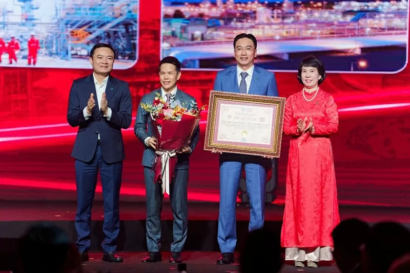 Dr. Nguyen Hoang Anh – vice ordförande för VietKings, generalsekreterare för World Records Alliance (WorldKings) – överlämnade Vietnamrekordcertifikatet till Nguyen Thanh Binh – styrelseordförande för PV GAS och Pham Van Phong – generaldirektör för PV GAS. Le Ngoc Son – generaldirektör för Petrovietnam, överlämnade blommor för att gratulera PV GAS. Tiến sĩ Nguyễn Hoàng Anh – Phó Chủ tịch VietKings, Tổng thư ký Liên minh Kỷ lục Thế giới (WorldKings) đại diện trao tặng bằng Kỷ lục Việt Nam đến ông Nguyễn Thanh Bình - Chủ tịch HĐQT PV GAS và ông Phạm Văn Phong - Tổng Giám đốc PV GAS. Ông Lê Ngọc Sơn - Tổng Giám đốc Petrovietnam đại diện tặng hoa chúc mừng PV GAS.