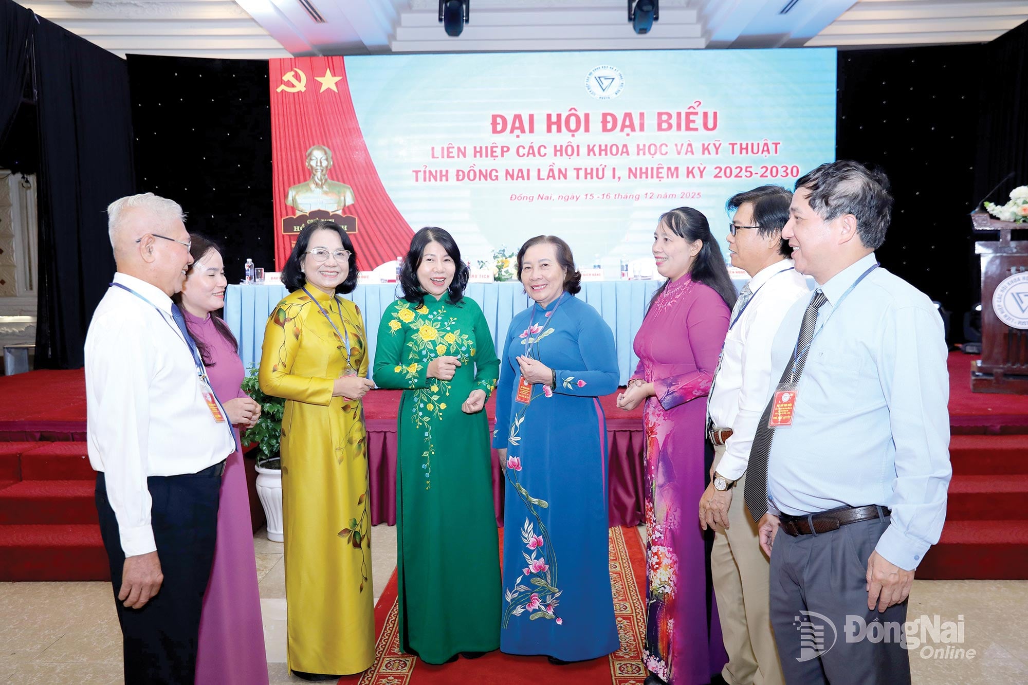 Afgevaardigden in gesprek in de marge van het eerste congres van de Unie van Wetenschaps- en Technologieverenigingen van de provincie Dong Nai, periode 2025-2030. Foto: Huy Anh
