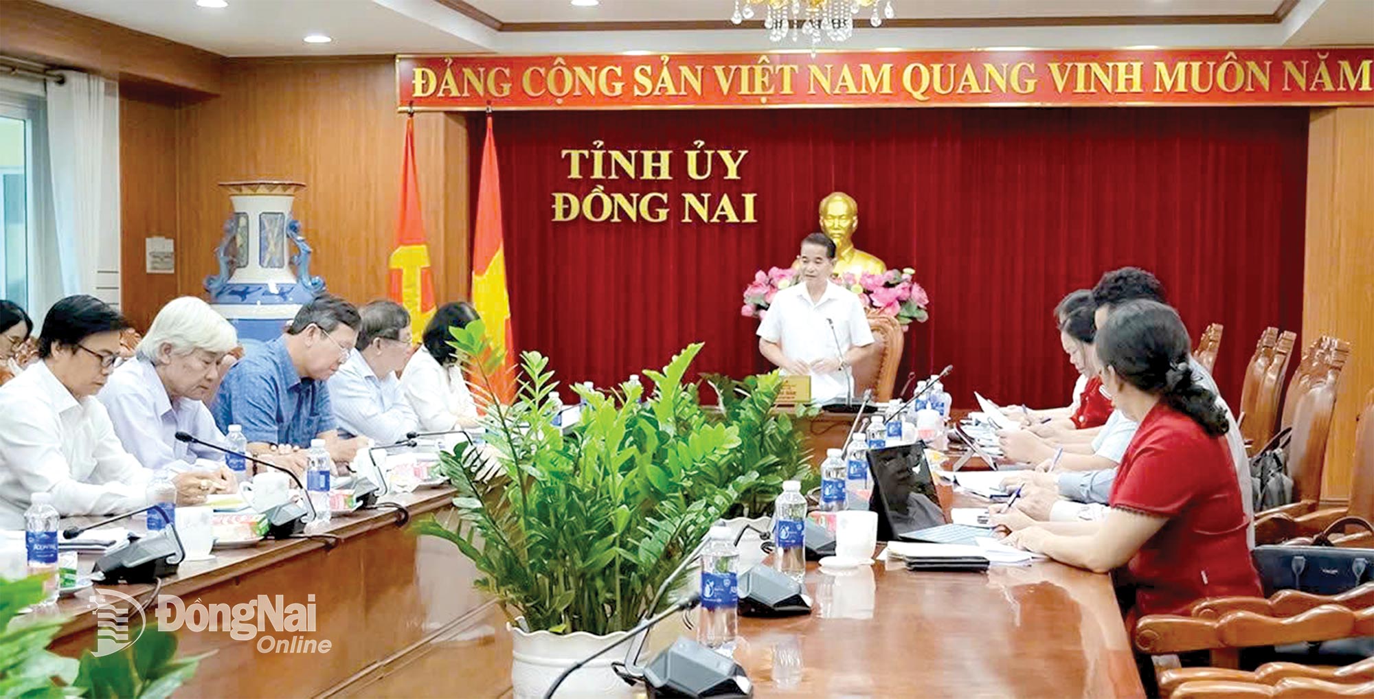 Kameraad Thai Bao, vicesecretaris van het Provinciaal Partijcomité en hoofd van de Organisatieafdeling van het Provinciaal Partijcomité, zat een werkvergadering voor met de Provinciale Unie van Wetenschaps- en Technologieverenigingen om een verslag over de activiteiten van de eenheid aan te horen.