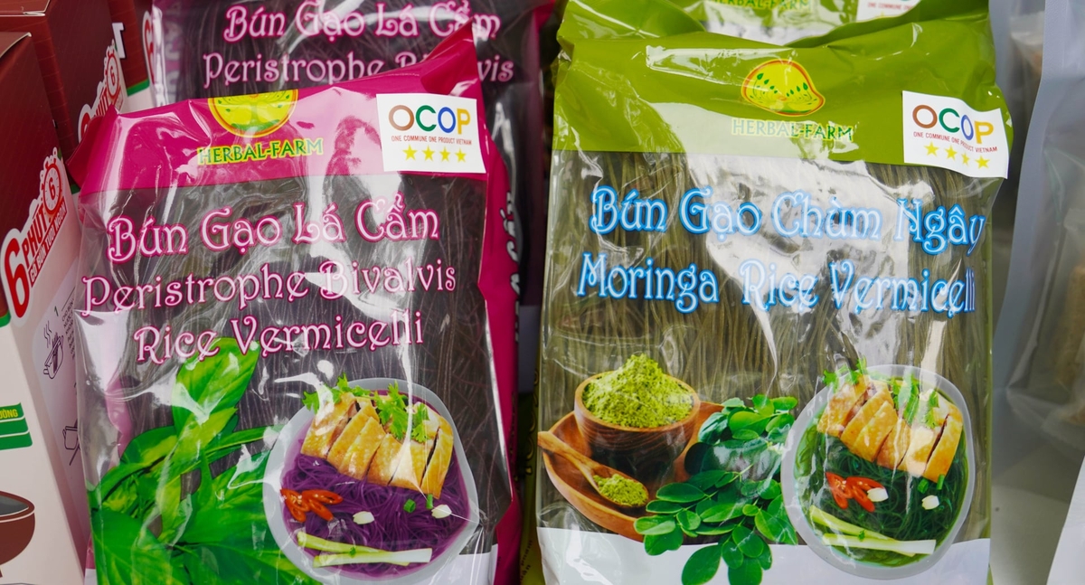Kota Ho Chi Minh adalah salah satu dari 5 lokasi teratas dengan produk OCOP terbanyak, ditambah dengan pasar lokal yang besar... oleh karena itu, masih banyak ruang untuk pengembangan. Foto: Le Binh. TP.HCM là một trong 5 địa phương có nhiều sản phẩm OCOP nhất, cộng với thị trường tiêu thụ tại chỗ rộng lớn... nên còn nhiều dư địa phát triển. Ảnh: Lê Bình.
