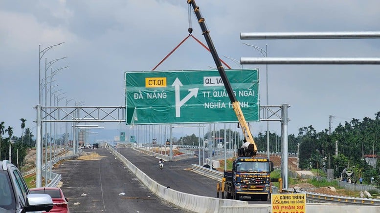Snelweg Quang Ngai - Hoai Nhon: 'Druk' vóór de openingsdag op 19 december - Foto 1. Cao tốc Quảng Ngãi - Hoài Nhơn: 'Tất bật' trước ngày thông xe 19/12- Ảnh 1.