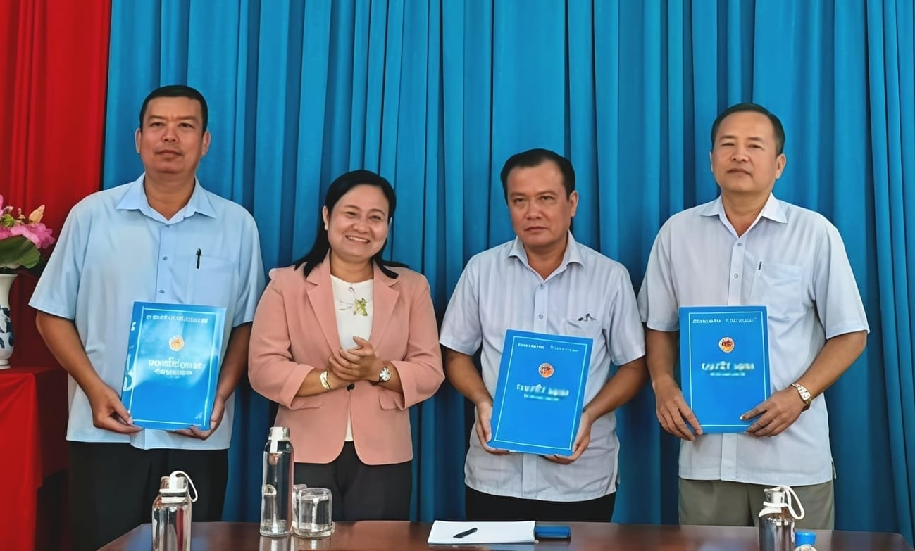 גב' קוואצ' ת'ו טאנה בין - סגנית מנהלת מחלקת החקלאות והסביבה של העיר קאן טו, מציגה את החלטת המינוי של מועצת המנהלים של נמל הדייג טראן דה. צילום: קים אן. Bà Quách Thị Thanh Bình - Phó Giám đốc Sở Nông nghiệp và Môi trường TP Cần Thơ trao quyết định bổ nhiệm Ban Giám đốc Cảng cá Trần Đề. Ảnh: Kim Anh.
