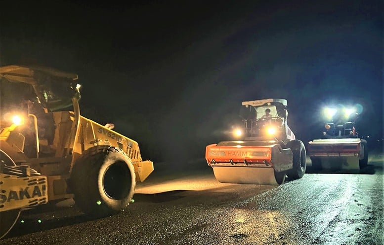 Depășind dificultățile, autostrada expresă Chi Thanh-Van Phong este hotărâtă să „atingă linia de sosire” până la sfârșitul anului 2025 - Fotografia 1. Khắc phục khó khăn, cao tốc Chí Thạnh-Vân Phong quyết tâm 'cán đích' cuối năm 2025- Ảnh 1.