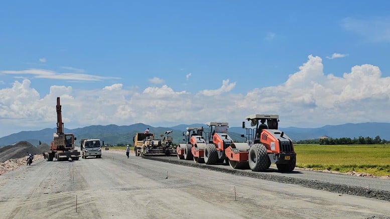 Depășind dificultățile, autostrada expresă Chi Thanh-Van Phong este hotărâtă să „atingă linia de sosire” până la sfârșitul anului 2025 - Fotografia 2. Khắc phục khó khăn, cao tốc Chí Thạnh-Vân Phong quyết tâm 'cán đích' cuối năm 2025- Ảnh 2.