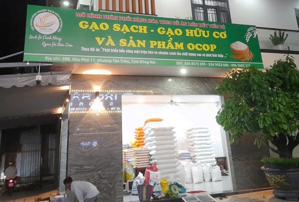 グローバル社はこれまでに、クリーンライスを販売する店舗を50店舗以上建設・運営してきました。写真:V.H. Đến nay, Công ty Toàn Cầu đã xây dựng và đưa vào hoạt động hơn 50 cửa hàng bán gạo sạch. Ảnh: V.H.