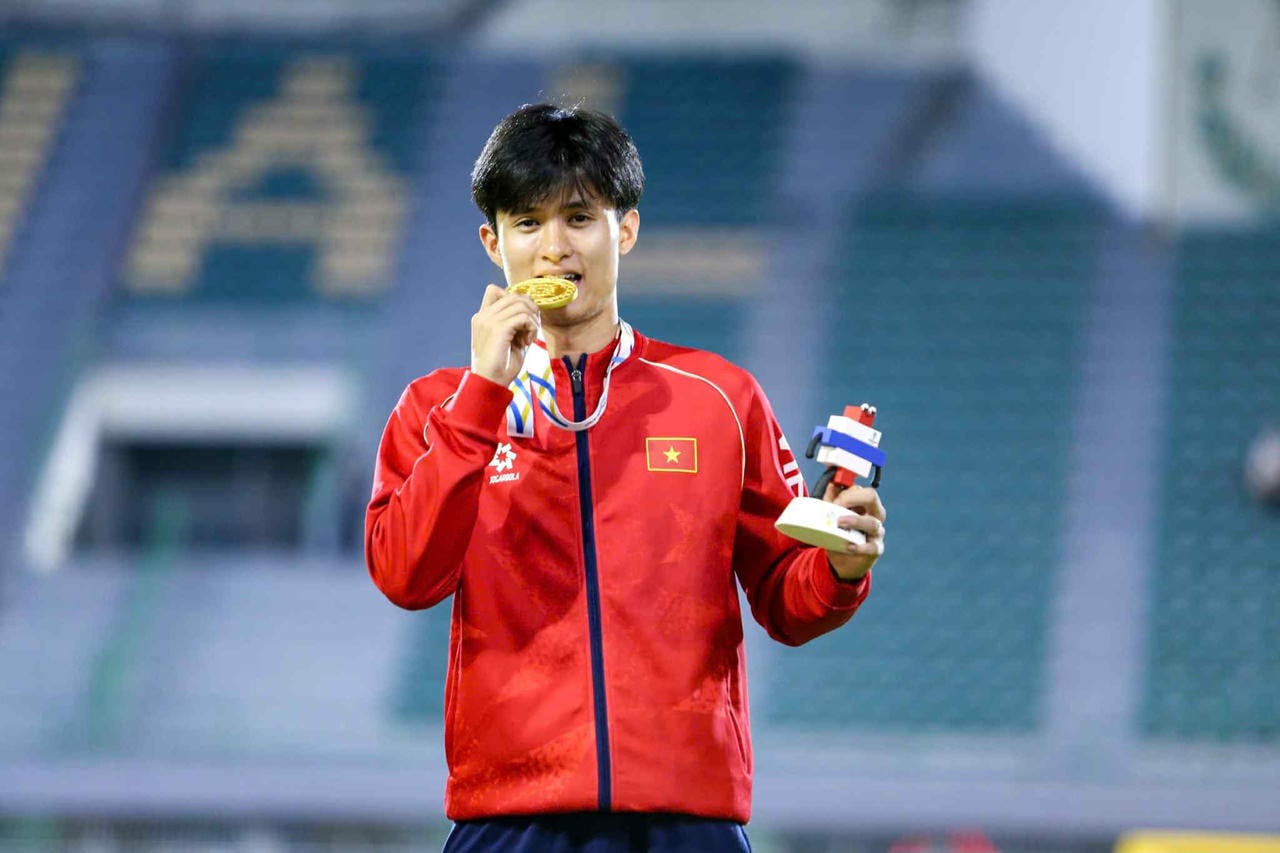 Athlete Nguyen Trung Cuong won the gold medal in the 3,000m steeplechase event. (Photo: Thanh Dinh)