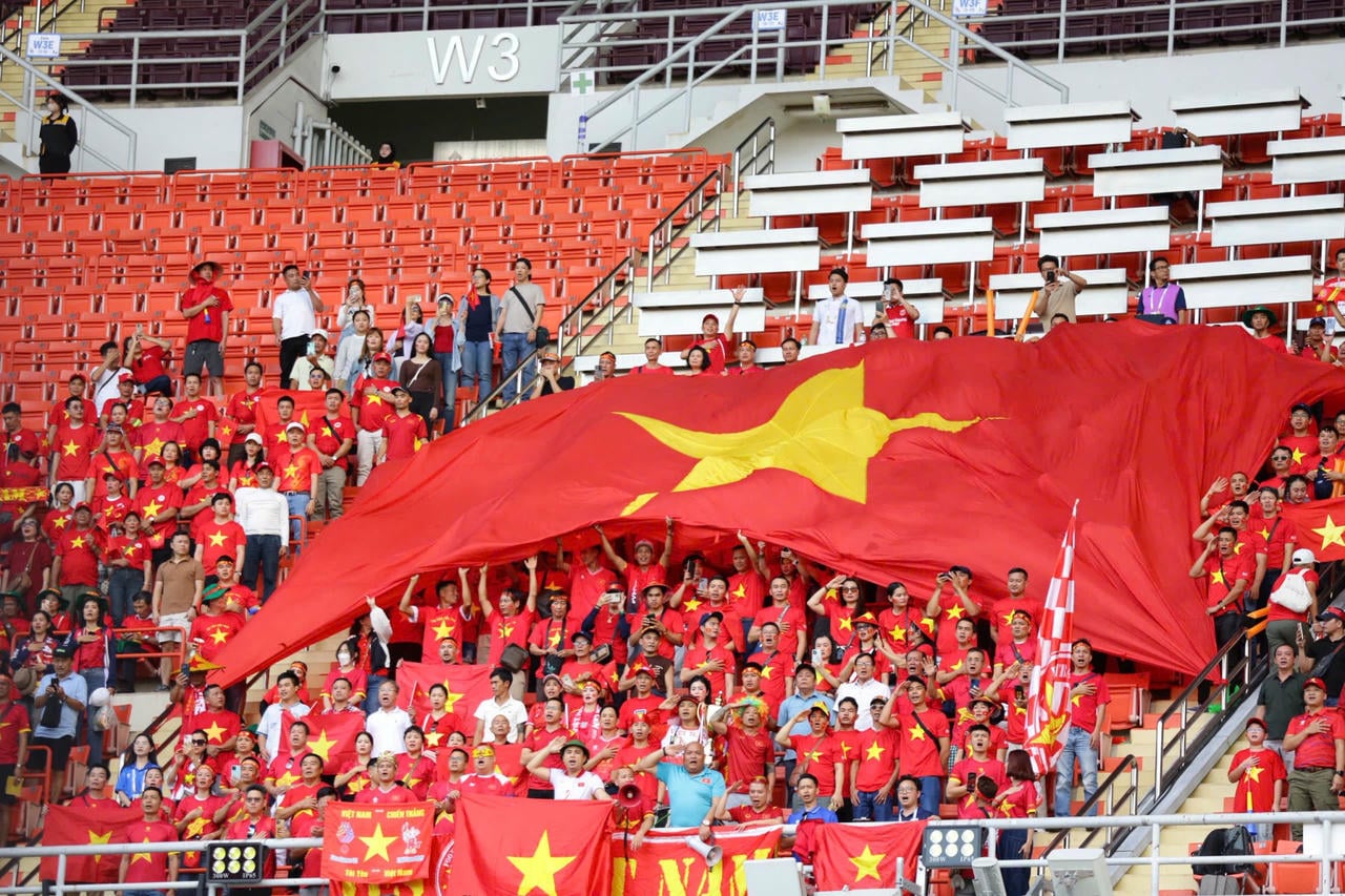 Vietnamesiske fans var en stor kilde til motivasjon som hjalp U22-laget til Vietnam med å vinne (Foto: VFF)