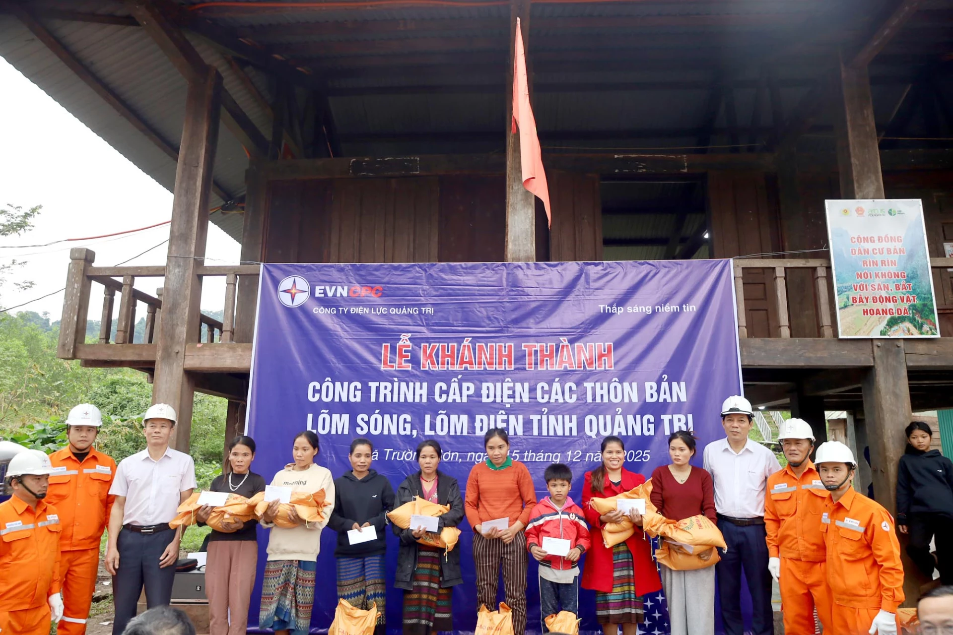 Quang Tris provinsiella folkkommitté delar ut ris och presenter till invånare i byn Rin Rin, Truong Son kommun - Foto: V. Minh