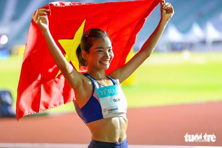 Đoạt HCV 10.000m nữ, Nguyễn Thị Oanh đạt mốc 14 HCV SEA Games - Ảnh 1.
