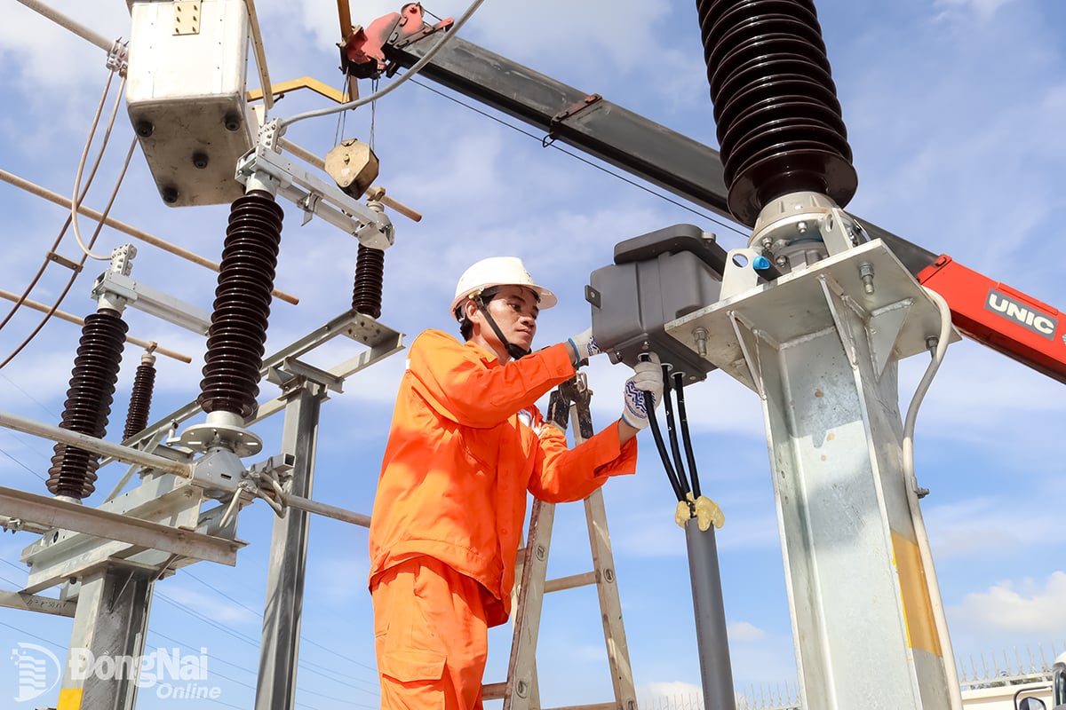 Arbetare från Dong Nai Power Company utför en teknisk inspektion innan de spänningssätter den andra transformatorn, vilket slutför hela projektet.