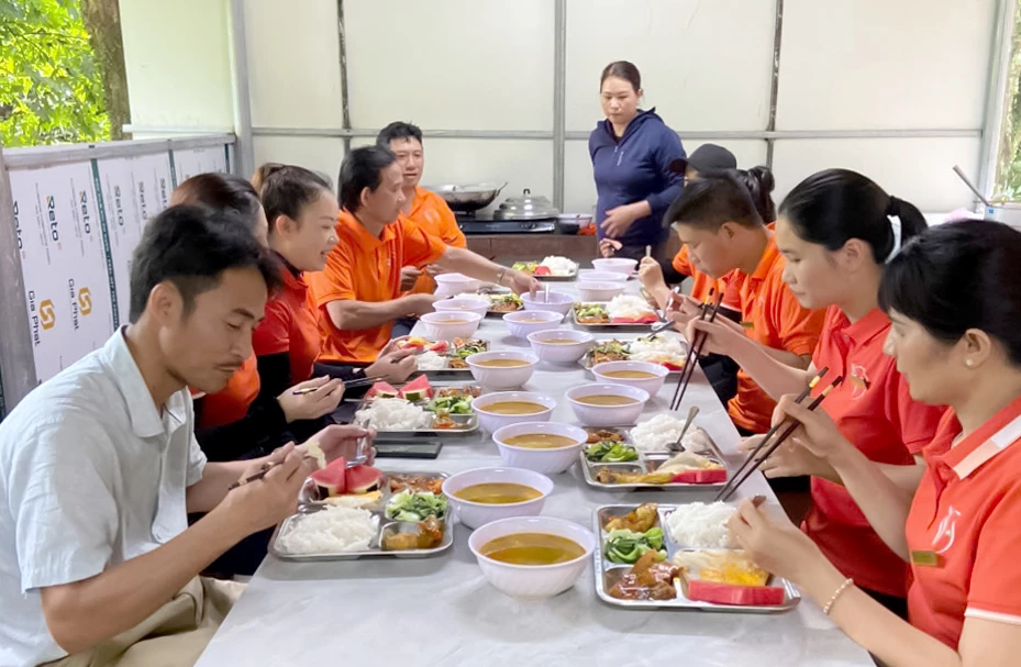 Fackföreningen Phong Nha-Ke Bang nationalpark erbjuder fackliga måltider till sina medlemmar - Foto: N.H