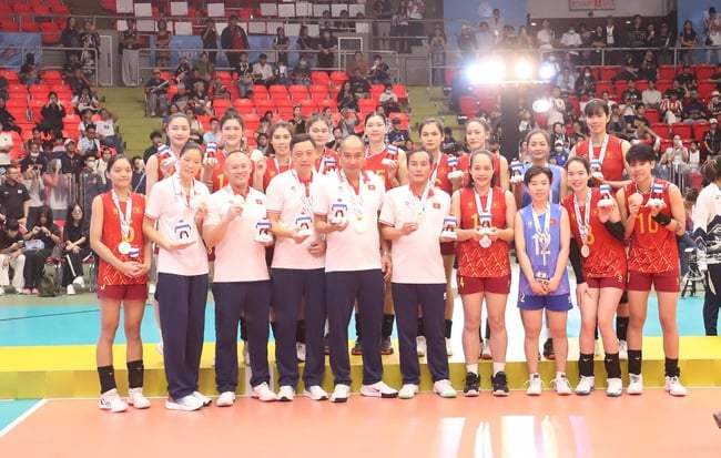 Den 15 december vid de 33:e SEA Games: Den vietnamesiska sportdelegationen vann ytterligare 5 guldmedaljer och fortsatte att jaga de 3 ledande delegationerna - Foto 2. Ngày thi đấu 15/12 tại SEA Games 33: Đoàn Thể thao Việt Nam giành thêm 5 HCV, tiếp tục bám đuổi trong top 3 đoàn dẫn đầu - Ảnh 2.