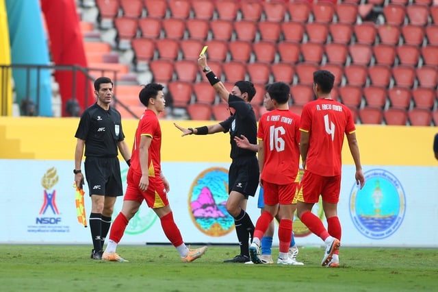 Dinh Bac orsakade problem, den filippinska försvararen markerade honom så nära att han skadade sig: Förtjänar MVP-titeln - Foto 2. Đình Bắc gây khó chịu, hậu vệ Philippines theo kèm đến mức chấn thương: Xứng danh MVP- Ảnh 2.