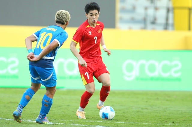 Dinh Bac orsakade problem, den filippinska försvararen markerade honom så nära att han skadade sig: Förtjänar MVP-titeln - Foto 4. Đình Bắc gây khó chịu, hậu vệ Philippines theo kèm đến mức chấn thương: Xứng danh MVP- Ảnh 4.