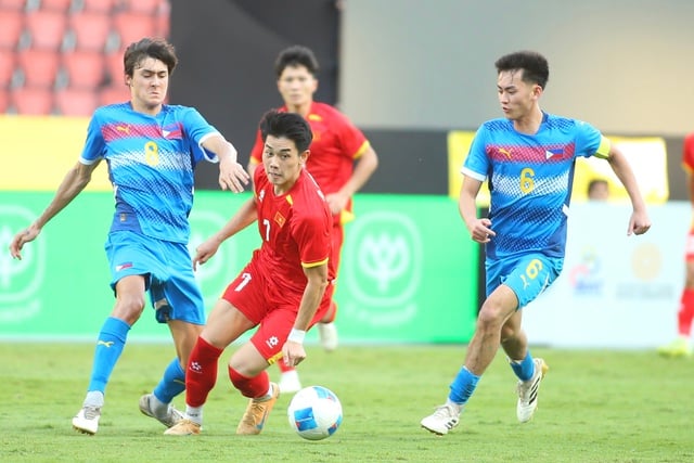 Dinh Bac orsakade problem, den filippinska försvararen markerade honom så nära att han skadade sig: Förtjänar MVP-titeln - Foto 5. Đình Bắc gây khó chịu, hậu vệ Philippines theo kèm đến mức chấn thương: Xứng danh MVP- Ảnh 5.