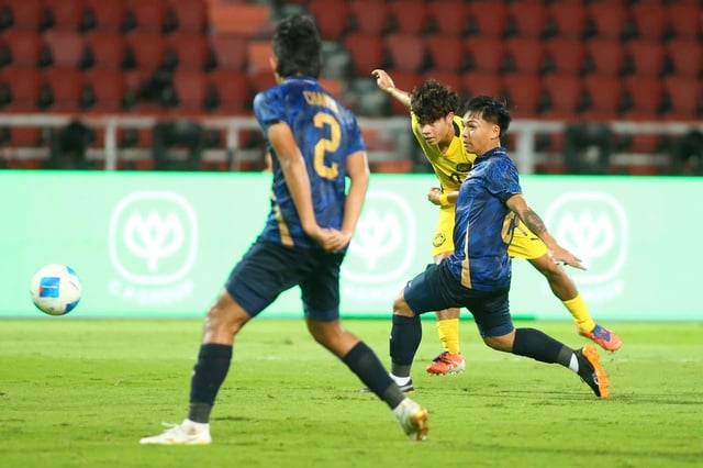 Efter en besvikande förlust mot Thailand är Malaysia fast beslutna att tävla om guldmedaljen med Vietnam U23 på hemmaplan vid SEA Games 34 - Foto 1. Thua tiếc sao Thái Lan, Malaysia quyết tranh HCV với U.23 Việt Nam trên sân nhà SEA Games 34- Ảnh 1.