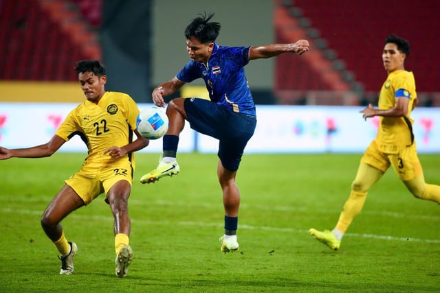 Efter en besvikande förlust mot Thailand är Malaysia fast beslutna att tävla om guldmedaljen med Vietnam U23 på hemmaplan vid SEA Games 34 - Foto 3. Thua tiếc sao Thái Lan, Malaysia quyết tranh HCV với U.23 Việt Nam trên sân nhà SEA Games 34- Ảnh 3.