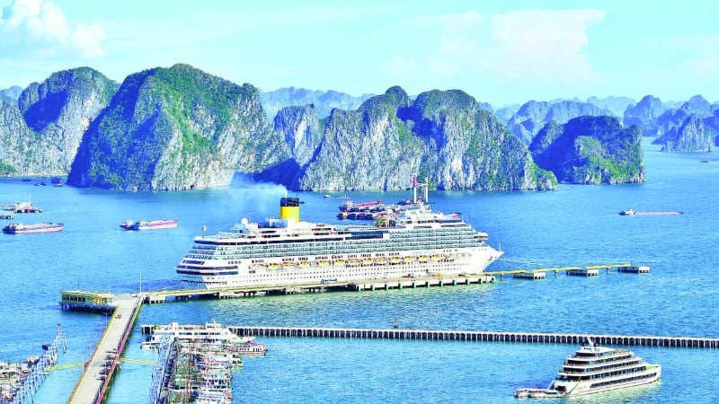 Het 5-sterren cruiseschip Costa Serene, met meer dan 3.000 passagiers aan boord, meerde aan in de internationale haven van Ha Long (provincie Quang Ninh). (Foto: Nguyen Dang)