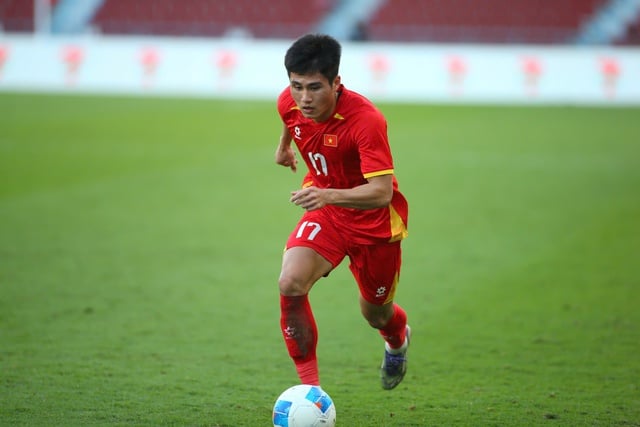 Vietnams U23-hjälte: Utstår smärta för att lysa, tränare Kims uppmuntran är lika värdefull som guld - Foto 1. Người hùng U.23 Việt Nam: Nén đau để tỏa sáng, lời động viên của thầy Kim quý như vàng- Ảnh 1.