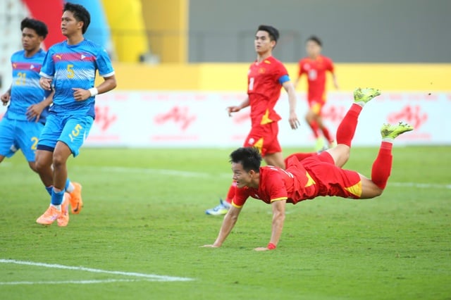 Vietnams U23-hjälte: Utstår smärta för att glänsa, tränare Kims uppmuntran är lika värdefull som guld - Foto 6. Người hùng U.23 Việt Nam: Nén đau để tỏa sáng, lời động viên của thầy Kim quý như vàng- Ảnh 6.