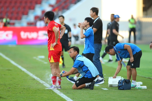 Vietnams U23-hjälte: Utstår smärta för att glänsa, tränare Kims uppmuntran är lika värdefull som guld - Foto 7. Người hùng U.23 Việt Nam: Nén đau để tỏa sáng, lời động viên của thầy Kim quý như vàng- Ảnh 7.