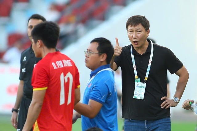 Vietnams U23-hjälte: Utstår smärta för att glänsa, tränare Kims uppmuntran är lika värdefull som guld - Foto 8 Người hùng U.23 Việt Nam: Nén đau để tỏa sáng, lời động viên của thầy Kim quý như vàng- Ảnh 8.