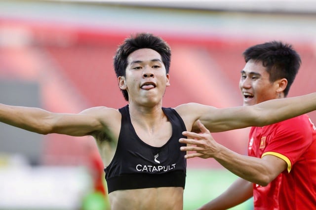 Vietnams U23-hjälte: Utstår smärta för att glänsa, tränare Kims uppmuntran är lika värdefull som guld - Foto 9. Người hùng U.23 Việt Nam: Nén đau để tỏa sáng, lời động viên của thầy Kim quý như vàng- Ảnh 9.