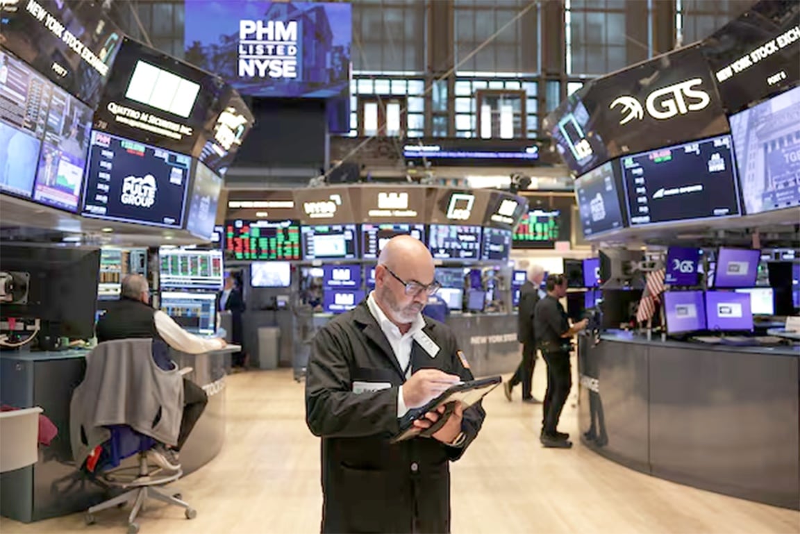 Nasdaq faller längre än Dow då AI-aktier fluktuerar, marknaden väntar på amerikansk ekonomisk data. Nasdaq trượt sâu hơn Dow vì cổ phiếu AI rung lắc, thị trường chờ dữ liệu kinh tế Mỹ