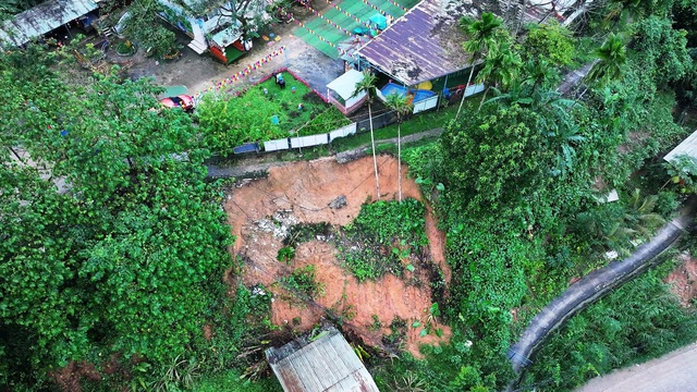 Jordskred i Da Nang hotar elevernas säkerhet på Phong Lan förskola - Foto 1. Sạt lở Đà Nẵng đe dọa an toàn học sinh tại trường mẫu giáo Phong Lan - Ảnh 1.