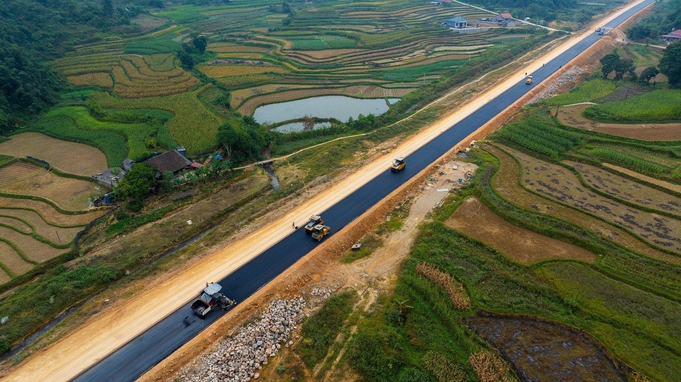 A panoramic view of the construction site of the Dong Dang - Tra Linh expressway project, featuring numerous overpasses and complex terrain.