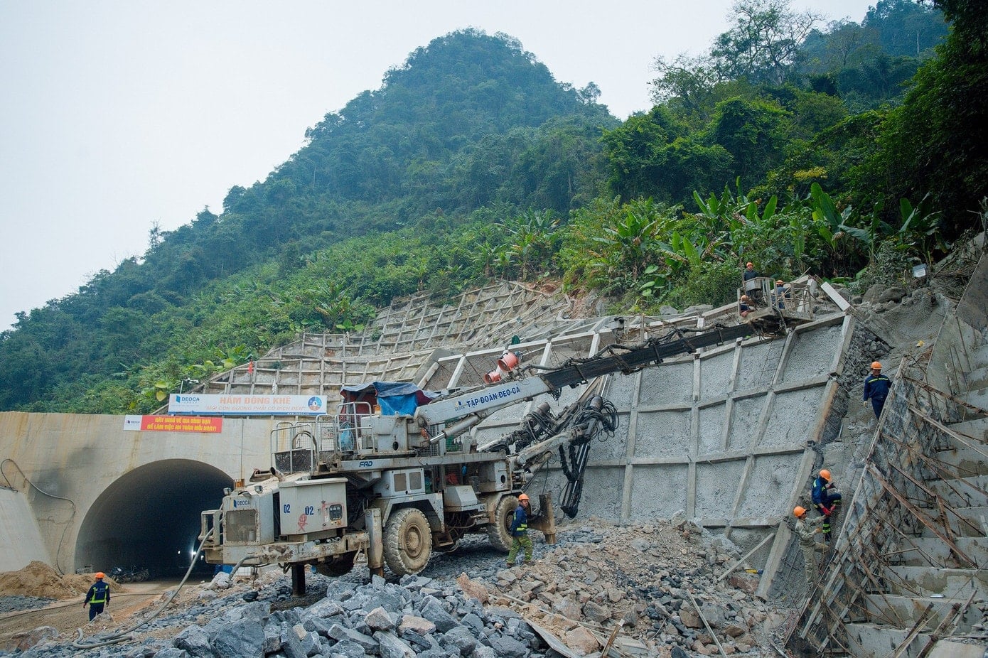 The Dong Khe tunnel construction area is nearly 500 meters long.