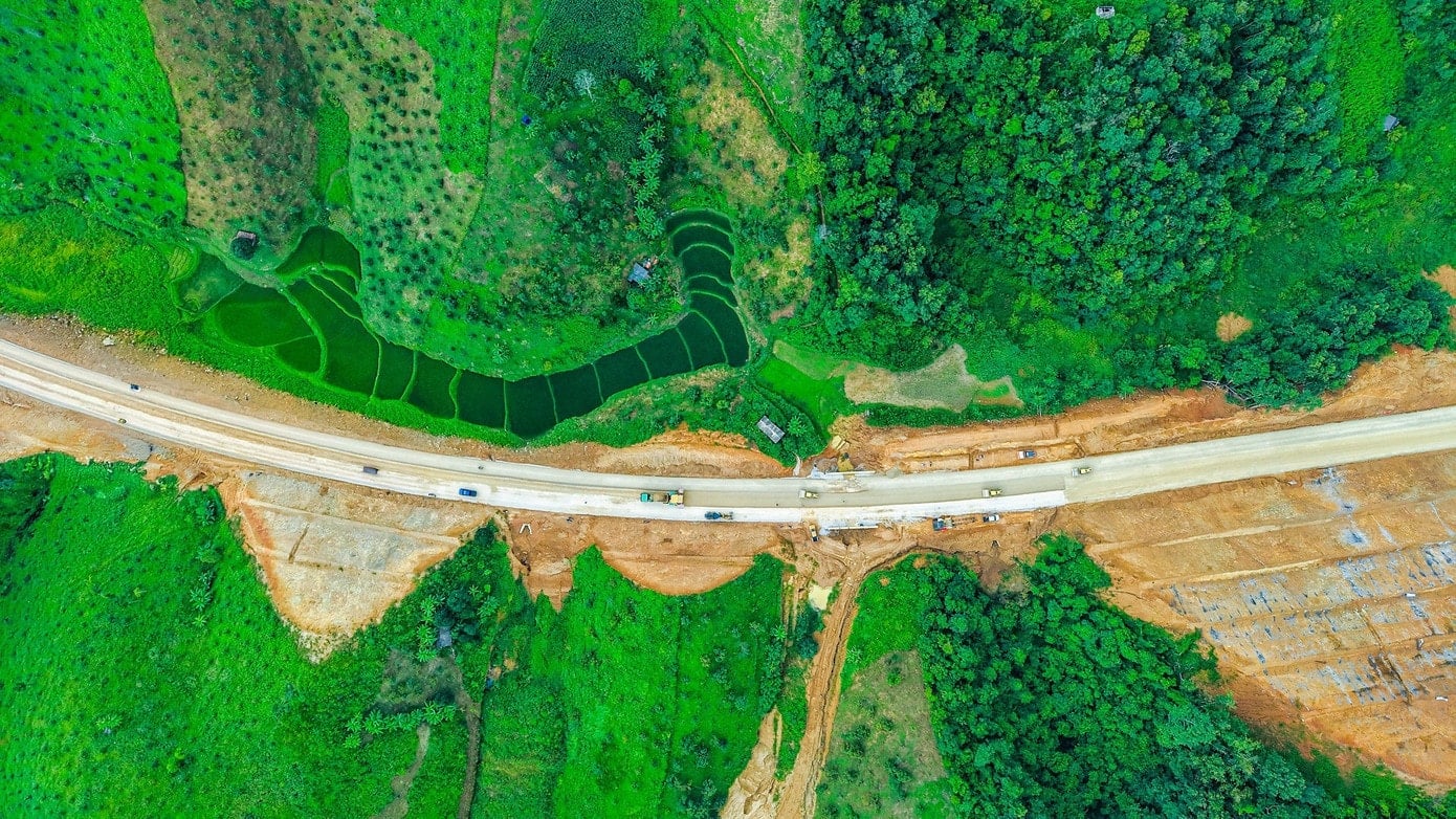 The Dong Dang - Tra Linh expressway construction site is located in a rugged, mountainous terrain.