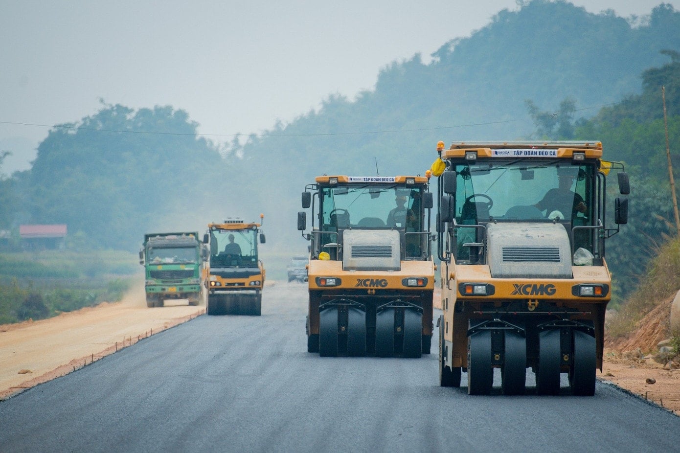 The asphalt paving line is in operation on the highway in Cao Bang.