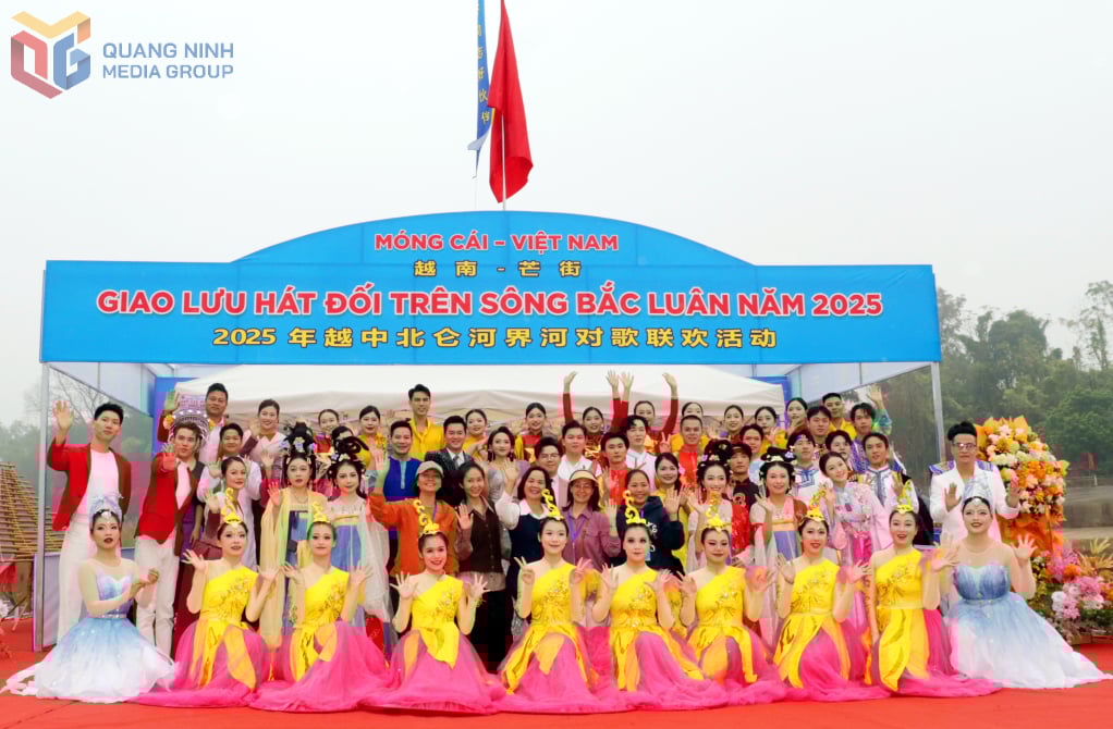 យុវជនមកពីសង្កាត់ម៉ុងកាយទី១ (ខេត្តក្វាងនិញ ប្រទេសវៀតណាម) និងទីក្រុងដុងស៊ីង (តំបន់ស្វយ័តក្វាងស៊ីចុង ប្រទេសចិន) ថតរូបមុនព្រឹត្តិការណ៍ផ្លាស់ប្តូរបទពិសោធន៍។ រូបថត៖ ហាផុង