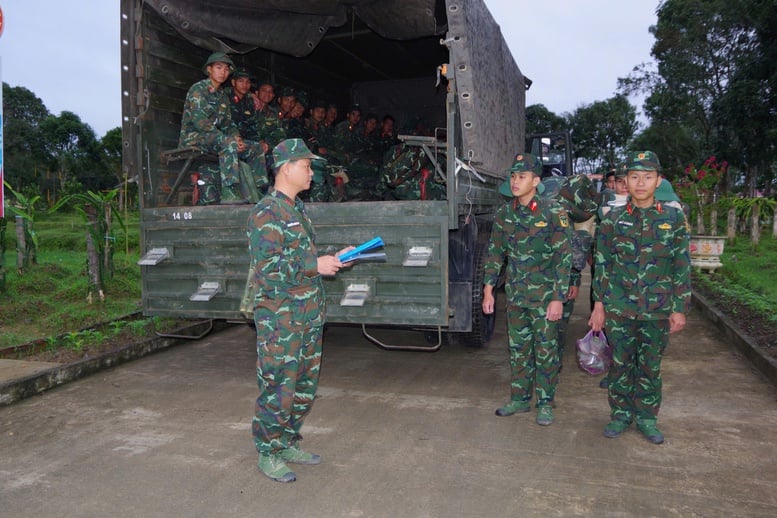 កងពលធំទី 2 បានដាក់ពង្រាយនាយទាហាន និងពលទាហានជិត 450 នាក់ ដើម្បីសាងសង់ផ្ទះសម្រាប់ប្រជាជននៅ Dak Lak - រូបថតទី 2។ Sư đoàn 2 tăng cường gần 450 cán bộ, chiến sĩ xây dựng nhà cho nhân dân Đắk Lắk- Ảnh 2.