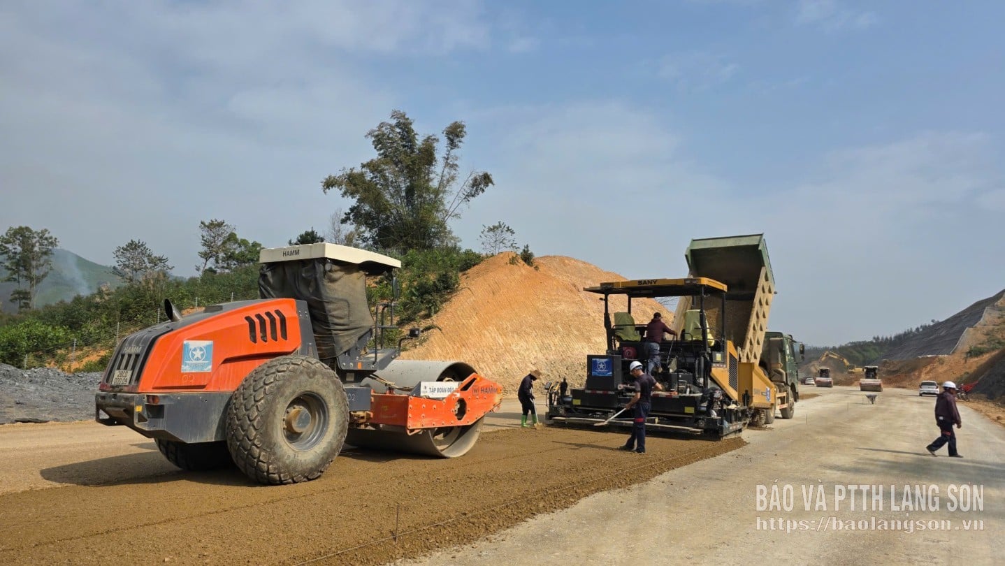 Κινητοποίηση μηχανημάτων για την ολοκλήρωση της οδοστρώματος πριν από τη διεξαγωγή των δοκιμών αποδοχής για την επόμενη φάση κατασκευής.