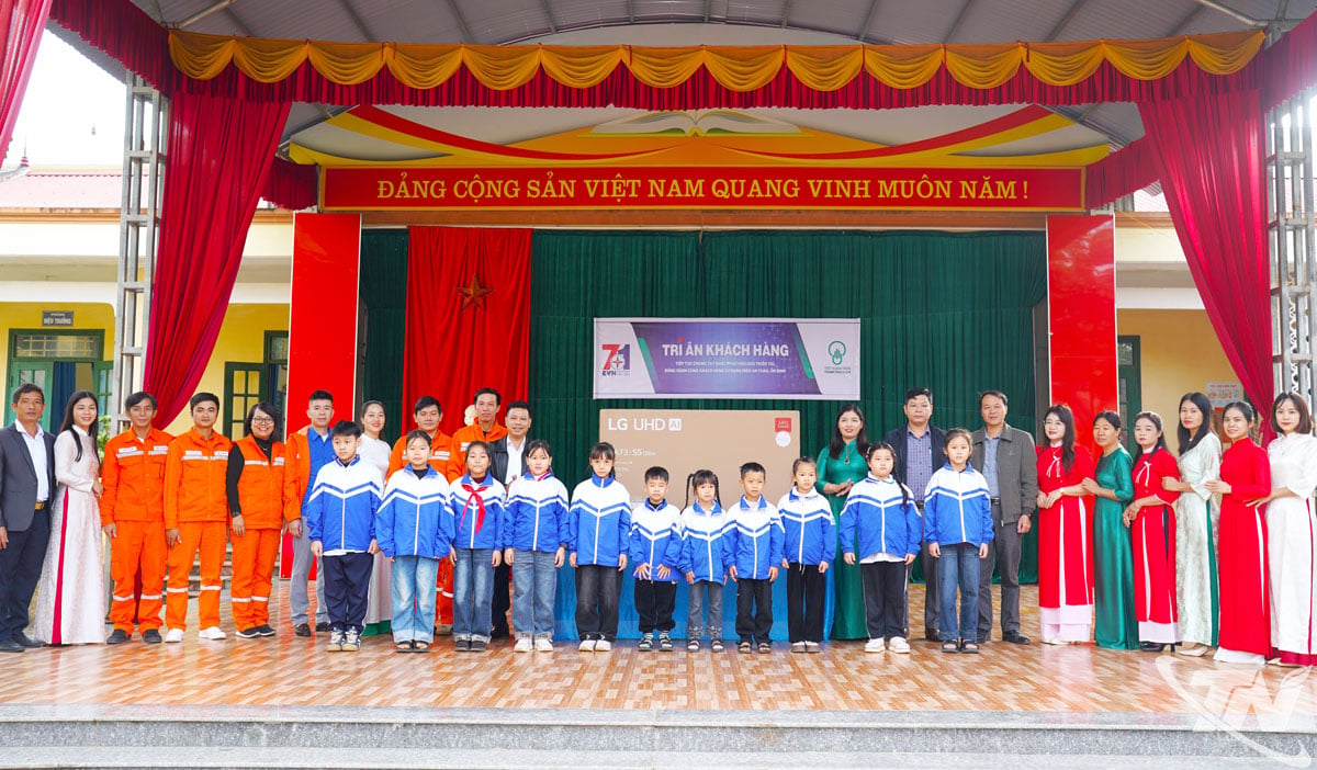 ក្រុមហ៊ុនថាមពលតំបន់ឌិញហ័របានបរិច្ចាគអំណោយដល់សាលាបឋមសិក្សាសឺនភូ ក្នុងឃុំប៊ិញថាញ់។