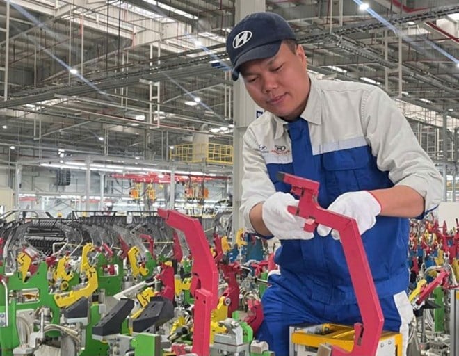 លោក ប៊ូយ វ៉ាន់ ធីញ (Bui Van Thinh) ជាកម្មករនៅរោងជាងផ្សារដែកនៃក្រុមហ៊ុន Hyundai Thanh Cong Vietnam Automobile Manufacturing Joint Stock Company ត្រូវបានគេស្គាល់ដោយសារគំនិតផ្តួចផ្តើមជាច្រើនរបស់គាត់ដែលជួយសន្សំសំចៃប្រាក់រាប់រយលានដុងជារៀងរាល់ឆ្នាំ។ រូបថត៖ យៀវ អាញ (Dieu Anh)