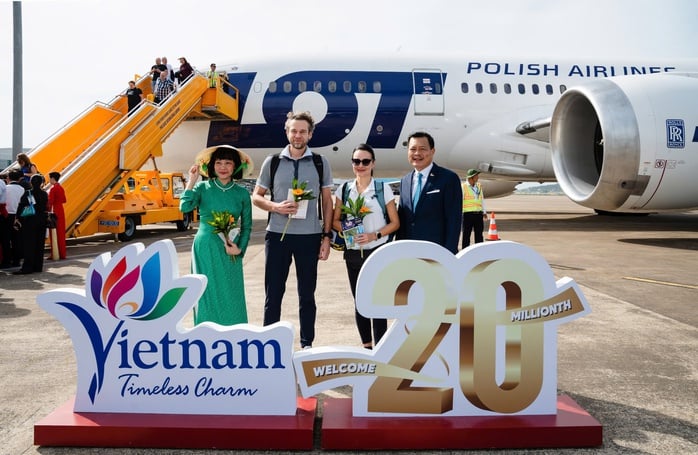 Phu Quoc welcomes its 20 millionth international visitor, presenting valuable gifts - Photo 1. Phú Quốc đón vị khách quốc tế thứ 20 triệu , tặng quà giá trị lớn - Ảnh 1.