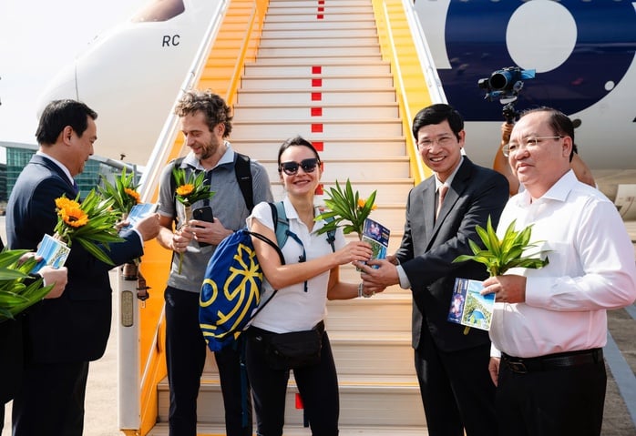 Phu Quoc welcomes its 20 millionth international visitor, presenting valuable gifts - Photo 2. Phú Quốc đón vị khách quốc tế thứ 20 triệu , tặng quà giá trị lớn - Ảnh 2.