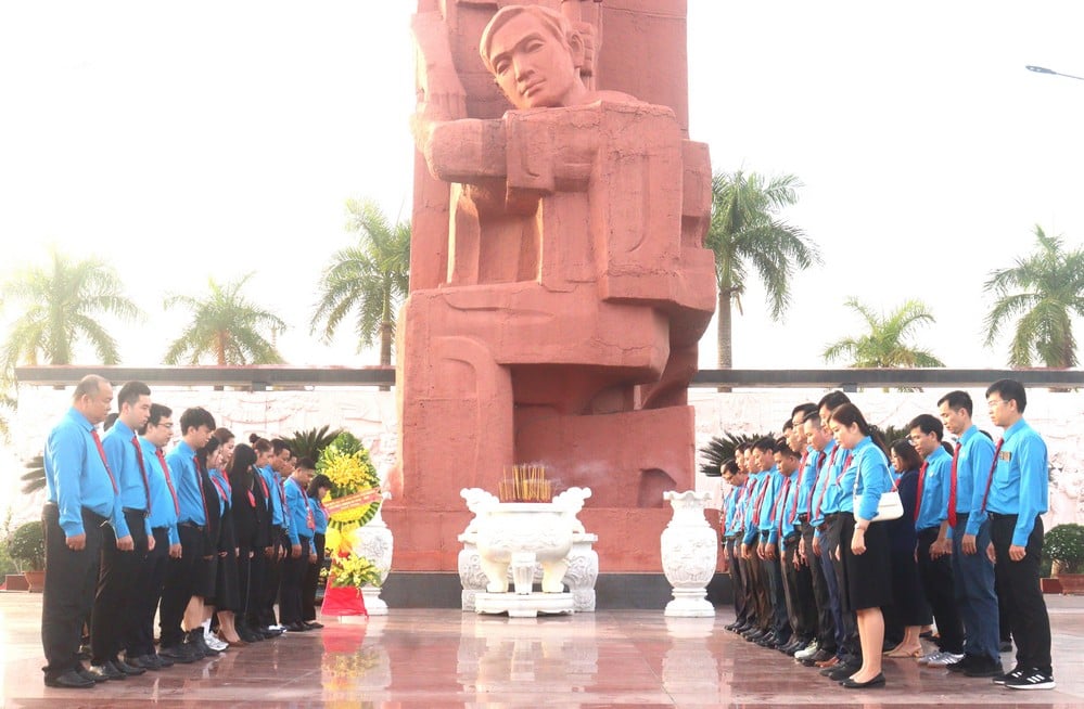 Delegáti uctili památku padlých hrdinů minutou ticha.