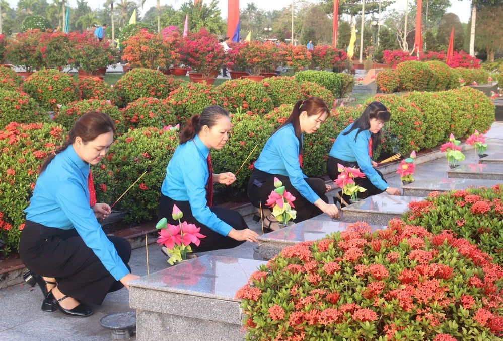 Zapalte vonné tyčinky a uctěte hroby hrdinných mučedníků.