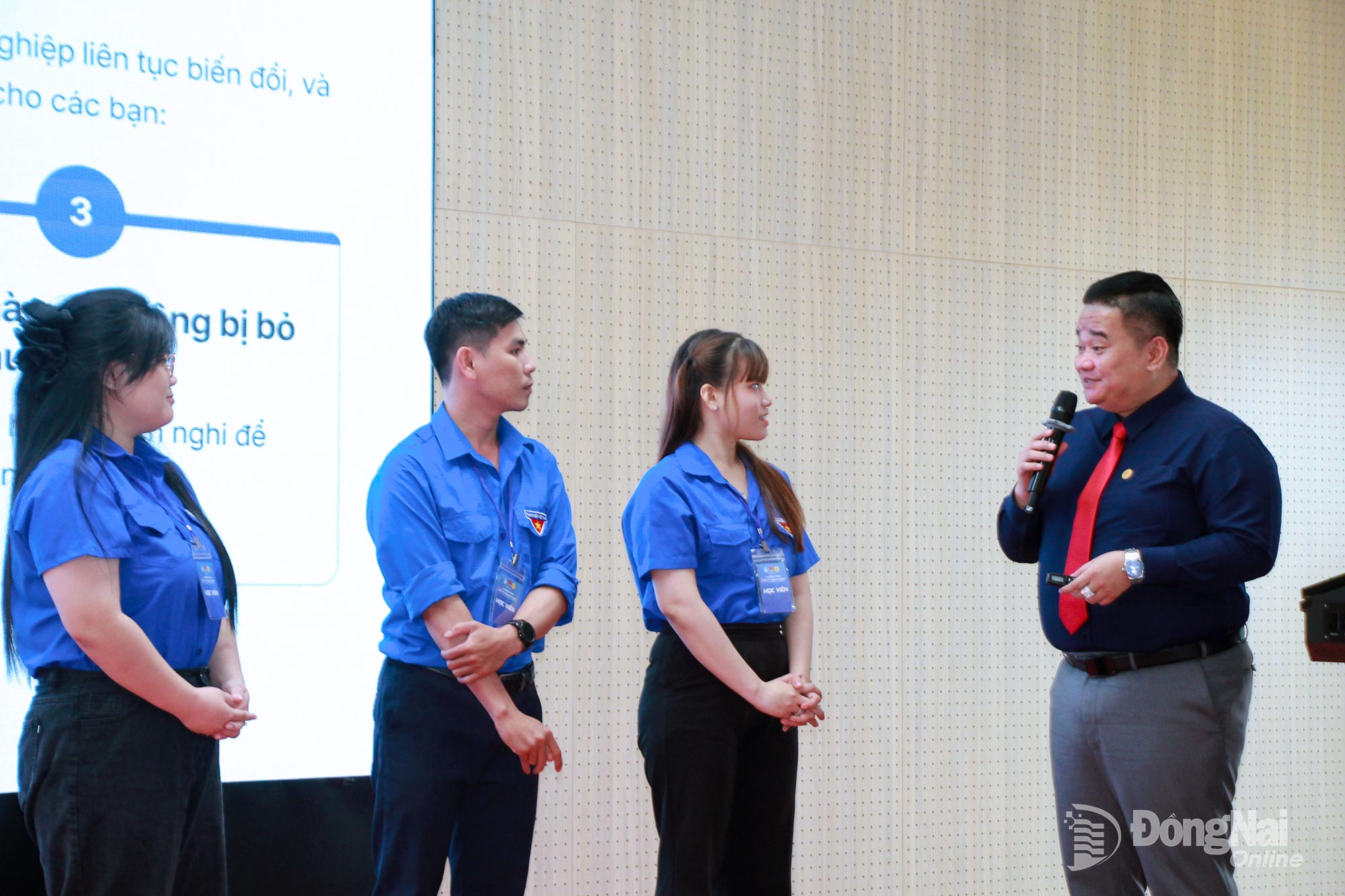 Les étudiants participent à des échanges directs avec les intervenants du programme semestriel d'études commerciales de la province de Dong Nai 2025. Photo : Nga Son