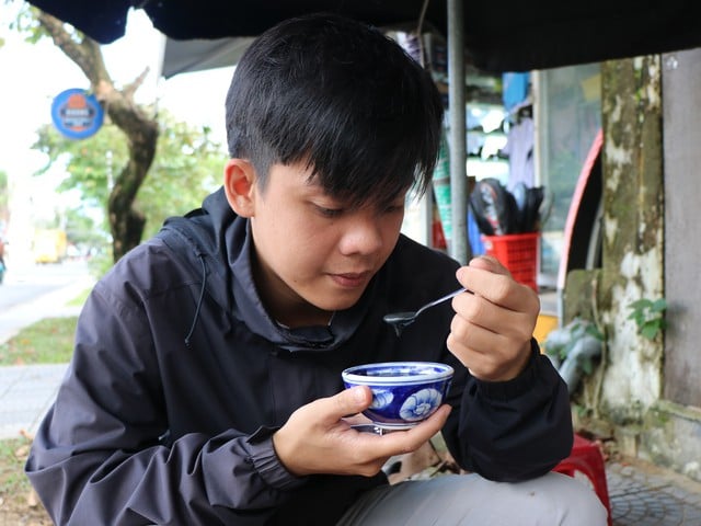 ចានស៊ីម៉ា (បង្អែមវៀតណាមមួយប្រភេទ) នៅពេលព្រឹក និងដំណើរនៃការថែរក្សាសិប្បកម្មតាមរយៈការគោរពបូជាកូននៅក្នុងទីក្រុងបុរាណហូយអាន - រូបថតទី 2។