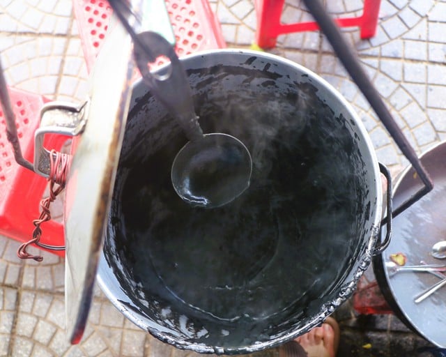 ចានស៊ីម៉ា (បង្អែមវៀតណាមមួយប្រភេទ) នៅពេលព្រឹក និងដំណើរនៃការថែរក្សាសិប្បកម្មតាមរយៈការគោរពបូជាកូននៅក្នុងទីក្រុងបុរាណហូយអាន - រូបថតទី ៥។