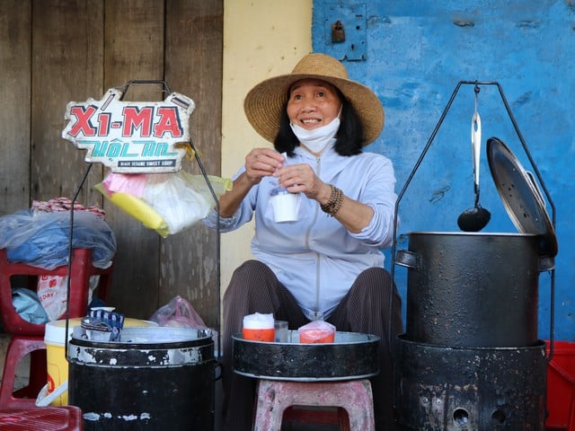 ចានស៊ីម៉ា (បង្អែមវៀតណាមមួយប្រភេទ) នៅពេលព្រឹក និងដំណើរនៃការថែរក្សាសិប្បកម្មតាមរយៈការគោរពបូជាកូននៅក្នុងទីក្រុងបុរាណហូយអាន - រូបថតទី ៦។